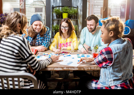 Gruppe Leute zusammen im Cafe arbeiten Stockfoto