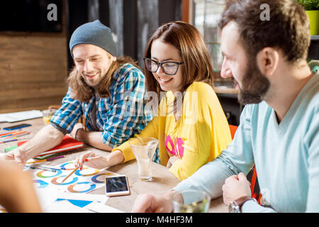 Gruppe Leute zusammen im Cafe arbeiten Stockfoto