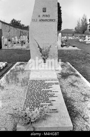 Gräber von Anarchisten auf dem Friedhof von Carrara; das Grab der Eisenbahner Giuseppe Pinelli, zu Unrecht für die terroristische Massaker an der Piazza Fontana in Mailand im Dezember 1969 angeklagt und auf mysteriöse Weise starb in den Büros der Polizeidirektion nach verhaftet wurde. (Italien, 1986); Auf dem Grab ein Gedicht von Edgar Lee Masters Stockfoto