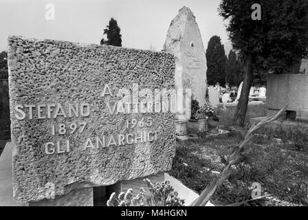 Gräber von Anarchisten auf dem Friedhof von Carrara (Italien, 1986) Stockfoto