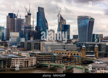 Ansicht der Stadt von London über die Themse von der Tate Modern, London, England, Vereinigtes Königreich. Stockfoto