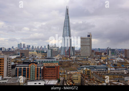 Blick auf den Shard Gebäude, Stadt von London über die Themse von der Tate Modern, London, England, Vereinigtes Königreich. Stockfoto