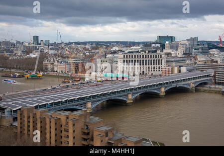 Ansicht der Stadt von London über die Themse von der Tate Modern, London, England, Vereinigtes Königreich. Stockfoto