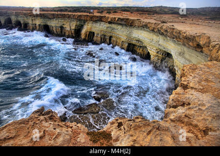 Meereshöhlen in der Nähe von Cape Greko. Cuprus, Ayia Napa Stockfoto