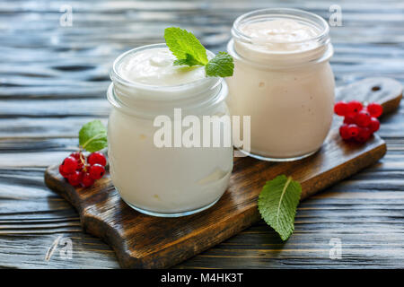 Hausgemachte Joghurt und saure gebackene Milch in Gläsern. Stockfoto