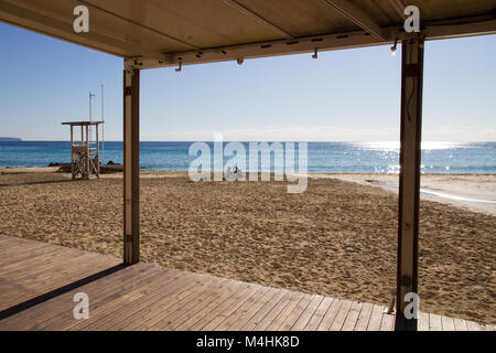 Paar entspannen am Strand im Winter sonniger Tag. Mallorca Strand Cala Mayor. Stockfoto