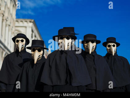 Pest Arzt Masken Gruppe, Tracht im 17. Jahrhundert und historischen Charakter des Karneval in Venedig erfunden Stockfoto