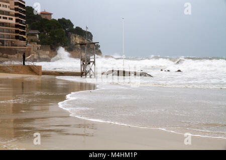 Mallorca Beach im Winter unter schweren Sturm, Cala Mayor entfernt liegt. Stockfoto