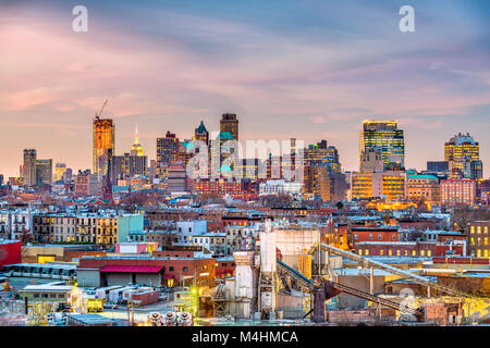 Brooklyn, New York, USA Skyline mit Industriegebieten in der Abenddämmerung. Stockfoto