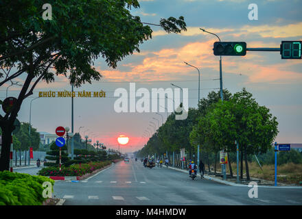 Vung Tau, Vietnam - Feb 6, 2018. Sonnenaufgang auf ländlichen Straßen in Vung Tau, Vietnam. Vung Tau ist eine Hafenstadt, auf einer Halbinsel im Süden Vietnams. Stockfoto