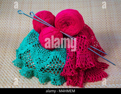 Garn für Stricknadeln Stockfoto