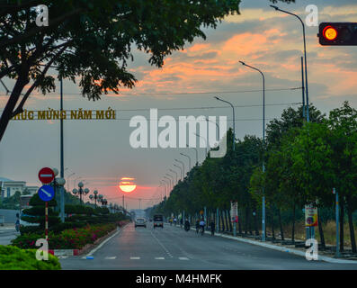 Vung Tau, Vietnam - Feb 6, 2018. Sonnenaufgang auf ländlichen Straßen in Vung Tau, Vietnam. Vung Tau ist eine Hafenstadt, auf einer Halbinsel im Süden Vietnams. Stockfoto