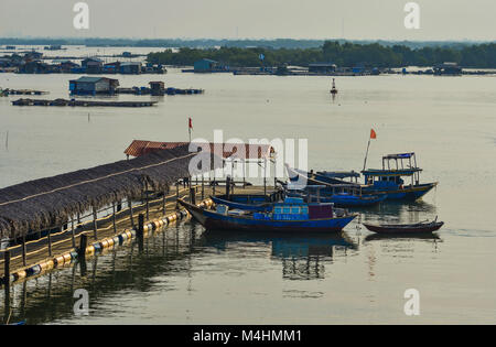 Vung Tau, Vietnam - Feb 6, 2018. Hölzerne Boote andocken am Pier in Vung Tau, Vietnam. Vung Tau ist eine Hafenstadt, auf einer Halbinsel im Süden Vietnams. Stockfoto