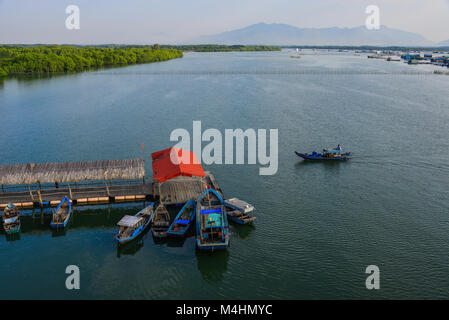 Vung Tau, Vietnam - Feb 6, 2018. Boote aus Holz Docking auf Fishing Pier in Vung Tau, Vietnam. Vung Tau ist eine Hafenstadt, auf einer Halbinsel im südlichen Vietna Stockfoto