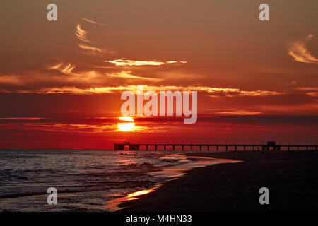 Sonnenuntergang über den Pier, Gulf State Park, Alabama Stockfoto