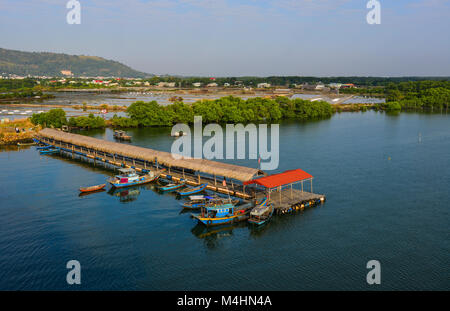 Vung Tau, Vietnam - Feb 6, 2018. Hölzerne Boote andocken an Fishing Pier in Vung Tau, südlichen Vietnam. Stockfoto