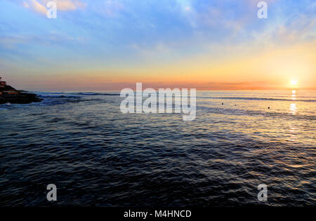 Der Sonnenuntergang über dem Meer Beach Pier in der Nähe von San Diego, Kalifornien. Stockfoto