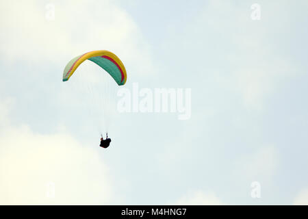 Paragliding in den Bergen gegen klar blauen Himmel Stockfoto