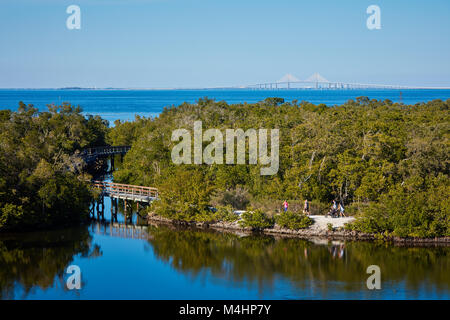 Wanderwege in Robinson erhalten mit der Sunshine Skyway Bridge über Tampa Bay im Hintergrund Stockfoto