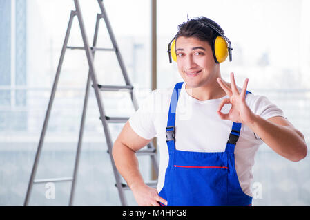 Arbeiter mit Noise cancelling-Kopfhörer Stockfoto