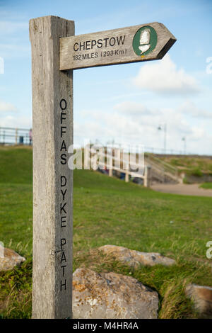 Holz- Wegweiser/Wegweiser zu Beginn des Offas Dyke langen Wanderweg in Prestatyn North Wales Chepstow 182 Meilen angezeigt Stockfoto