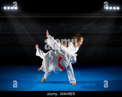 Jungs martial arts Kämpfer in der Sporthalle Stockfoto