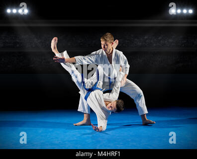 Jungs martial arts Kämpfer in der Sporthalle Stockfoto