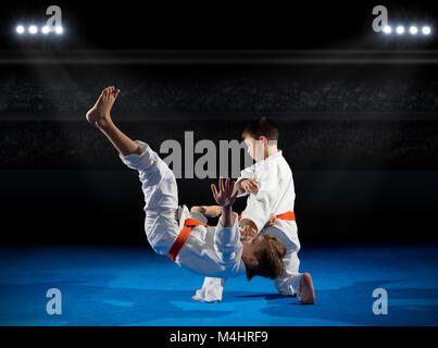 Jungs martial arts Kämpfer in der Sporthalle Stockfoto