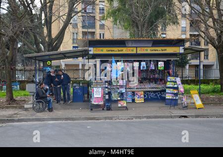 Scampia an der nördlichen Peripherie von Neapel (Italien): Menschen, die durch einen Kiosk in der Via Arcangelo Ghisleri Stockfoto