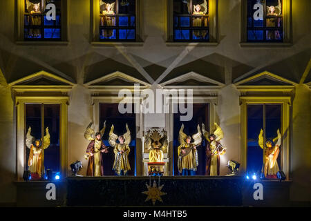 Beleuchtete Engel spielen im Rathaus bei Nacht, Weihnachtsmarkt, Augsburg, Schwaben, Bayern, Deutschland Stockfoto