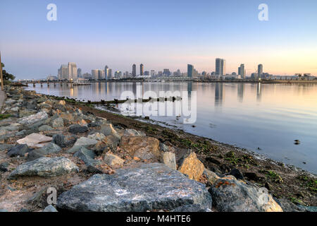 Den Sonnenaufgang über San Diego, Kalifornien von Coronado Island. Stockfoto