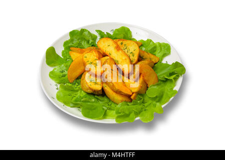 Kartoffelecken mit Salat auf einen Teller auf einem weißen Hintergrund Stockfoto