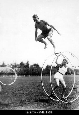 Mann springt über gymwheel, 1934, 1930er Jahre, dem genauen Ort unbekannt, Deutschland Stockfoto