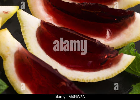 Lemon Wodka schwarze Johannisbeeren Gelee (jello) Schüsse Stockfoto