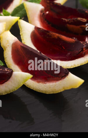 Lemon Wodka schwarze Johannisbeeren Gelee (jello) Schüsse Stockfoto