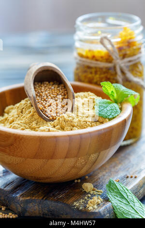 Senfkörner, Pulver und Sauce im Glas. Stockfoto