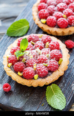 Köstliche Kuchen mit Schokolade und frischen Himbeeren. Stockfoto