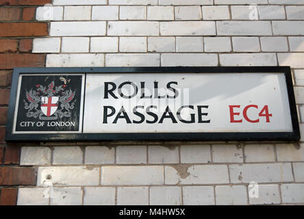 Straßennamen Zeichen für Rollen Passage, mit der Londoner City Wappen, London, England Stockfoto