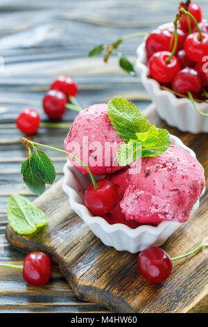 Hausgemachte Kirsch Eis in einer weißen Schüssel. Stockfoto