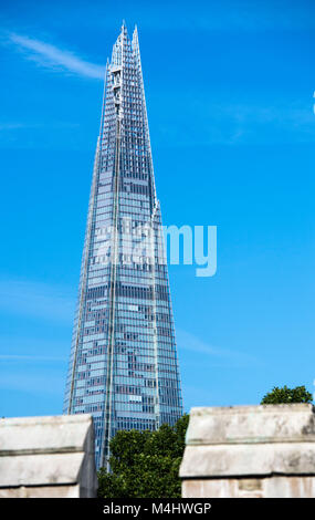 Der Shard in London, England, UK, gesehen von der Tower Bridge Stockfoto