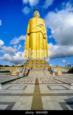 Der 116 Meter hohe Statue Laykyun Sekkya Buddha ist die zweite höchste Buddhastatue der Welt, in der Nähe von Maha Bodhi Ta Htaung Khatakan Taung entfernt Stockfoto