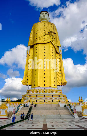 Der 116 Meter hohe Statue Laykyun Sekkya Buddha ist die zweite höchste Buddhastatue der Welt, in der Nähe von Maha Bodhi Ta Htaung Khatakan Taung entfernt Stockfoto