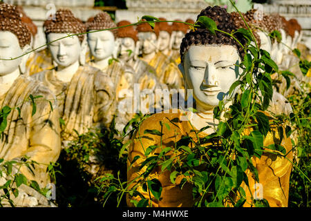 Tausende von kleinen Buddha Statuen sind unten Laykyun Sekkya Buddha in Maha Bodhi Ta Khatakan Htaung in der Nähe von Taung Dorf Stockfoto