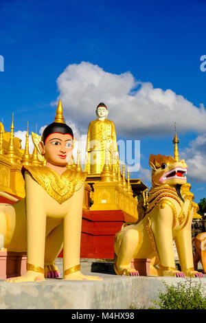 Details und Skulpturen des goldenen Aung Sakkya Pagode, unter Laykyun Sekkya Buddha in Maha Bodhi Ta Khatakan Htaung in der Nähe von Taung Dorf Stockfoto