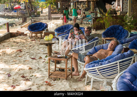 Touristen schläft in einem Sessel in einer der Strandbars in Sihanoukville, Kambodscha Stockfoto