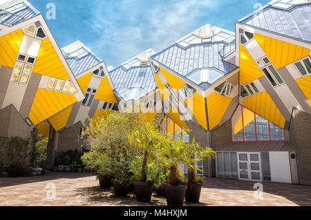 Cube Häuser und die neue Generation der Wolkenkratzer im Zentrum von Rotterdam, Niederlande. Stockfoto