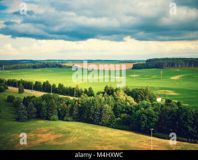 Felder, Bäume und Wälder Stockfoto