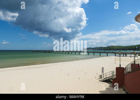 Pier und am Strand in der Sonne Stockfoto
