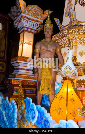 CHIANG MAI, THAILAND - Nov. 04: Teilnehmer an einer Parade während Yee Peng Festival in Chiang Mai, Thailand am 04. November 2017 Stockfoto