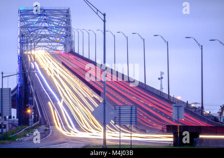 Die Harbour Bridge in Corpus Christi Texas mit abendlichen Verkehr Stockfoto